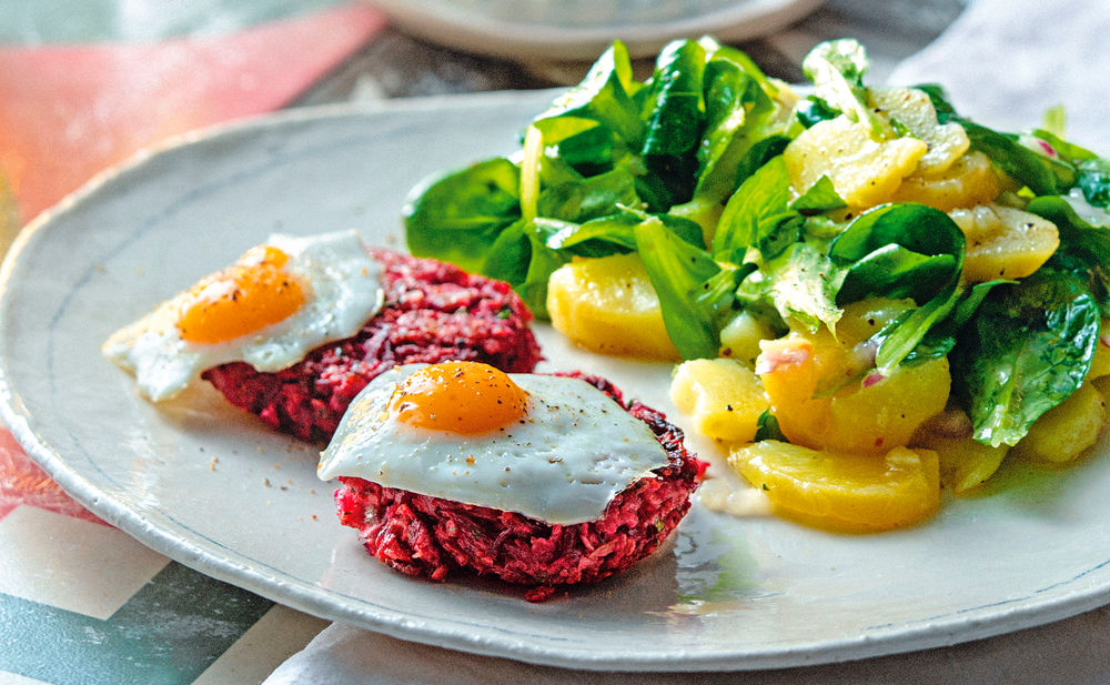 Rote R Ben Laibchen Mit Erd Pfel Vogerlsalat Rezept Gusto At