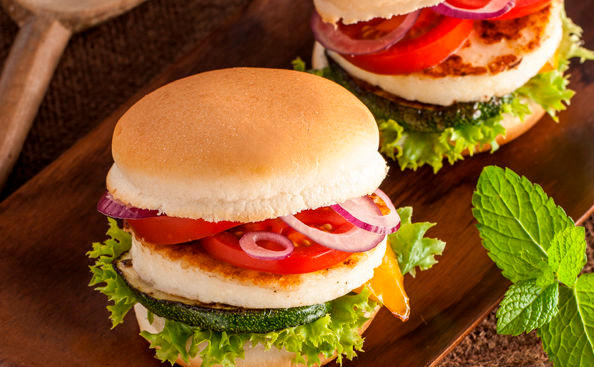 Gemüse-Burger mit Grillkäse • Rezept • GUSTO.AT