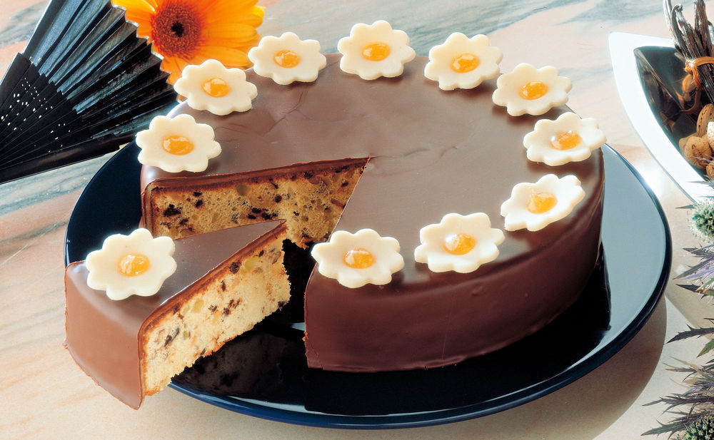 Vanilletorte mit Marzipan-Blumen • Rezept • GUSTO.AT