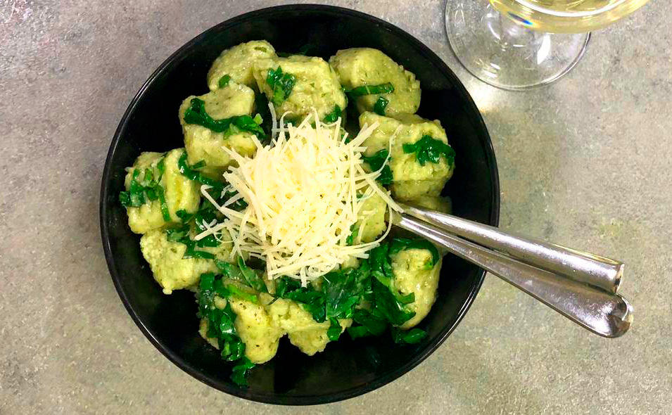 Grüne Bärlauchgnocchi mit Parmesan