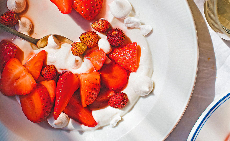 Joghurtcreme mit marinierten Erdbeeren