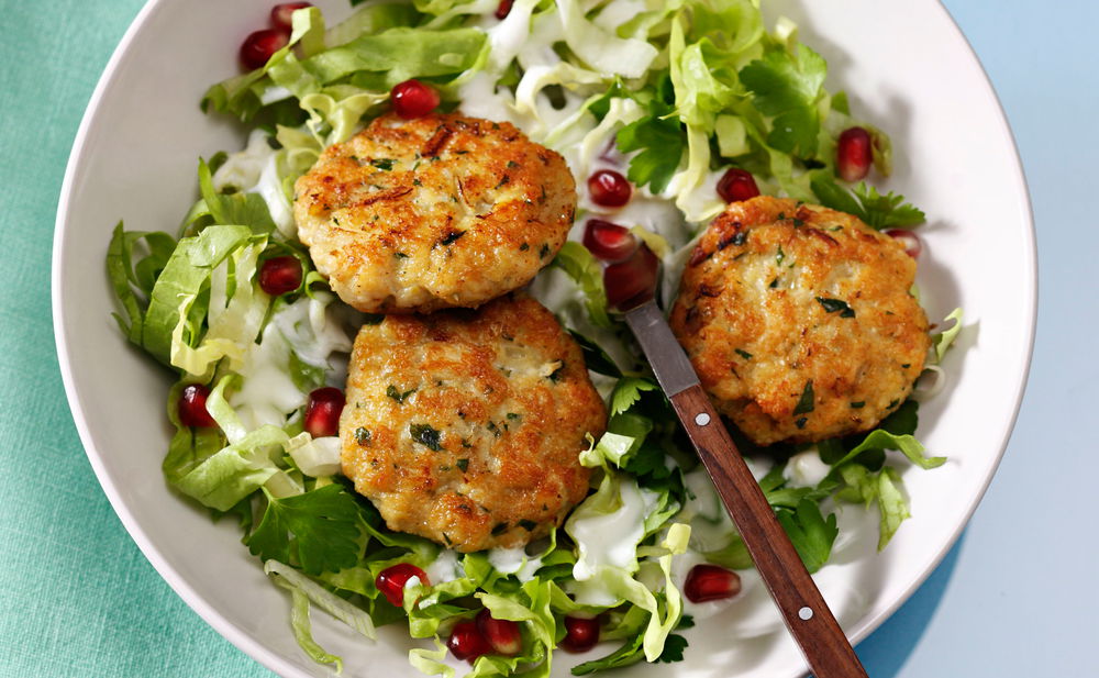 Endivien-Granatapfel-Salat mit Hühner-Kokos-Laibchen • Rezept