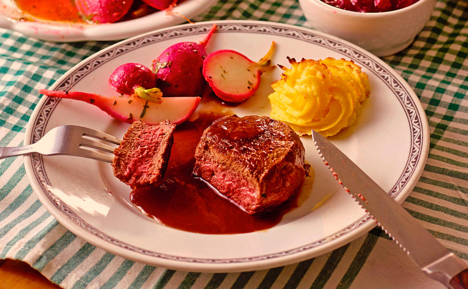 Hirschsteak mit Honig-Radieschen und Erdäpfelkrapferln