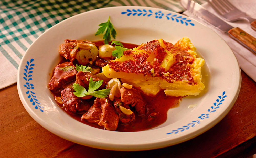 Wildgeschnetzeltes mit Trauben, Mandeln und Erdäpfelgratin • Rezept