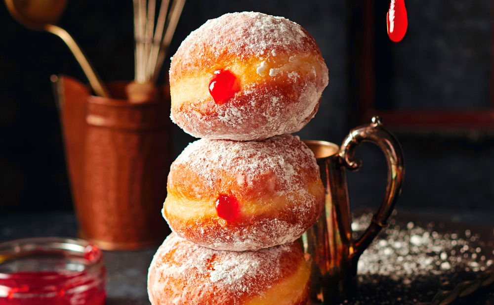 Krapfen mit Erdnussbutter und Erdbeermarmelade • Rezept • GUSTO.AT