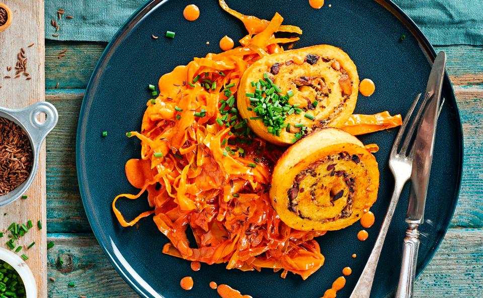 Erdäpfelrolle mit Champignon-Frischkäsefülle auf Paradeiskraut