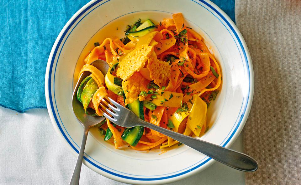 Tagliatelle mit Zucchini und Paprika-Erdnusssauce