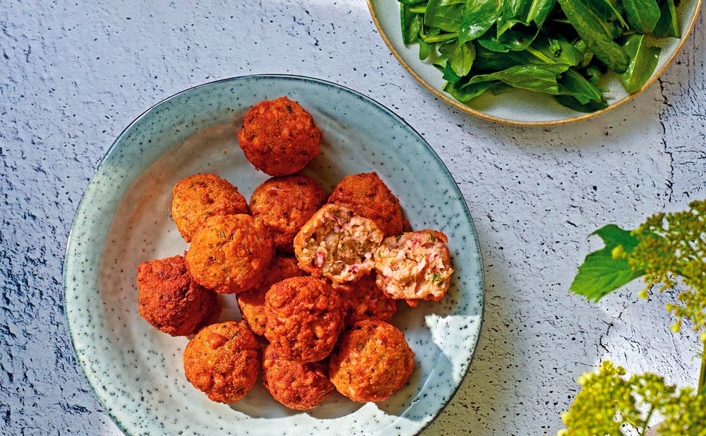 Calamaribällchen mit Paprikahummus und Sauerampfersalat • Rezept