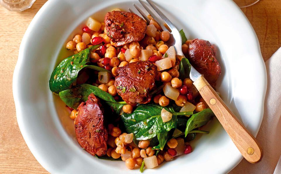 Kichererbsensalat mit Hühnerleber und Granatapfel-Dressing