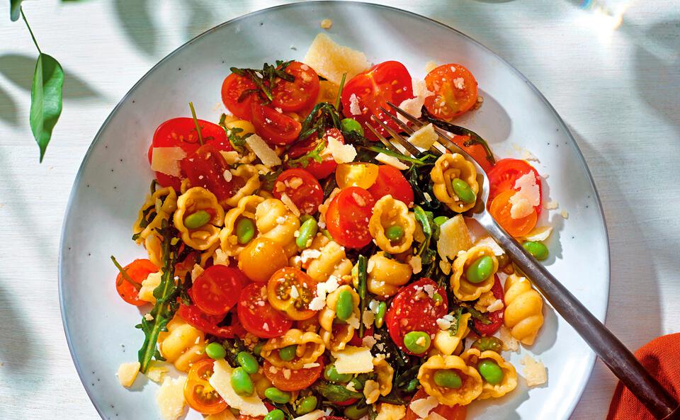 Sojabohnen-Nudelsalat mit Parmesan-Vinaigrette