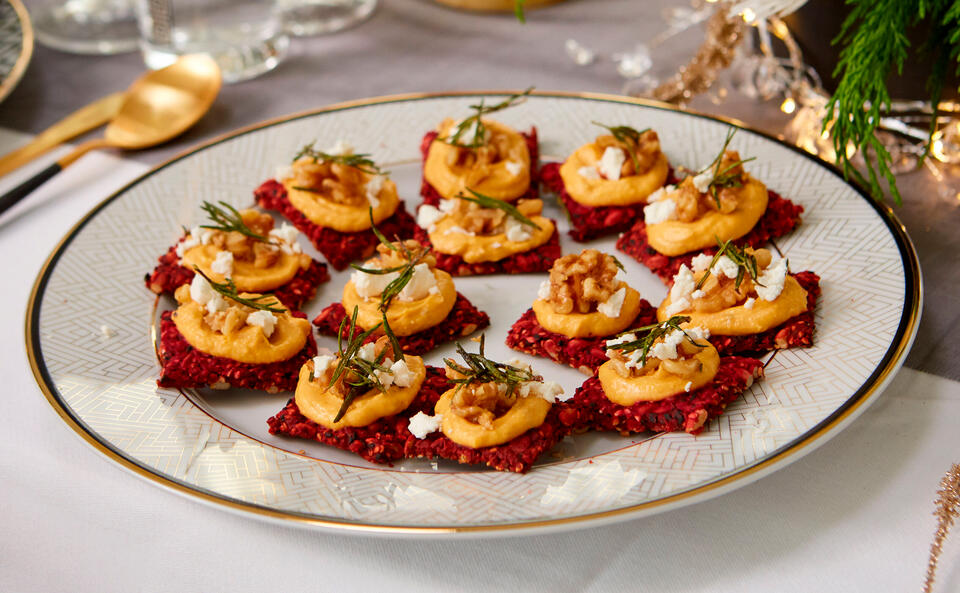 Rote-Rüben-Knäckebrot mit Kürbis-Feta