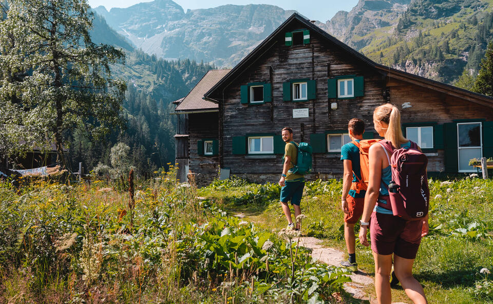 Bestandteil jeder Wanderung sollte die Einkehr in eine gemütliche Hütte mit Almkulinarik-Gericht sein.