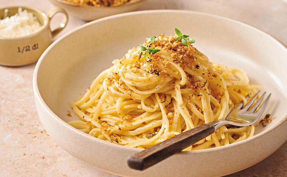 Cacio e pepe mit Thymian-Pangrattato