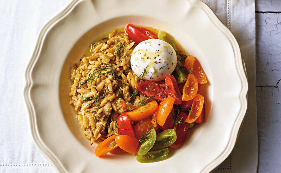 Zitronige Zucchini-Dillpasta mit Burrata