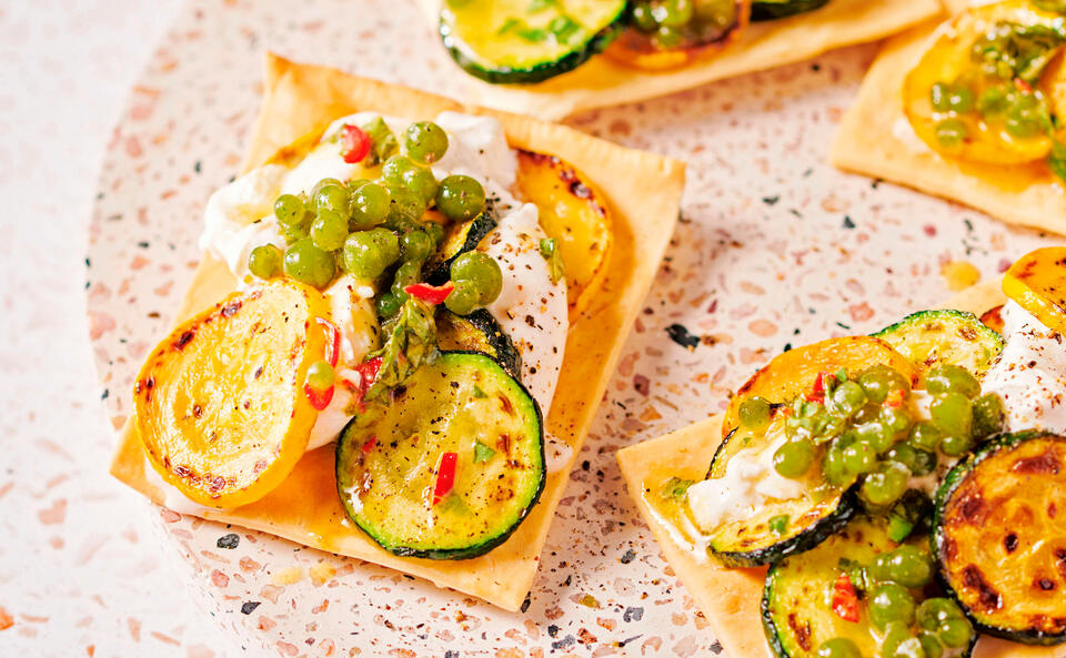 Tostadas mit gebratenen Zucchini und Burrata