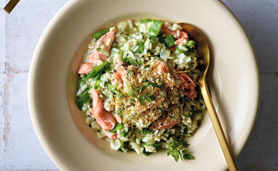 Kerbelrisotto mit Pulled Lachsforelle und Zitronenbröseln