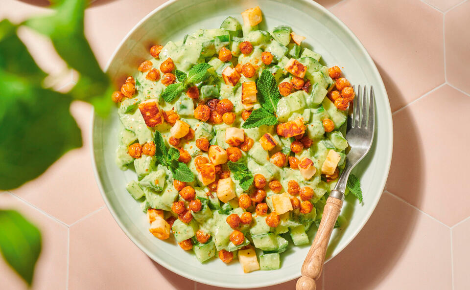 Cremiger Gurkensalat mit Kichererbsen