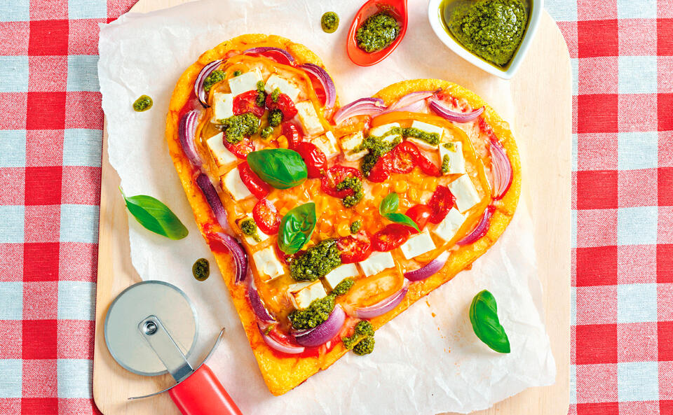 Herzige Regenbogen-Polenta-Pizza