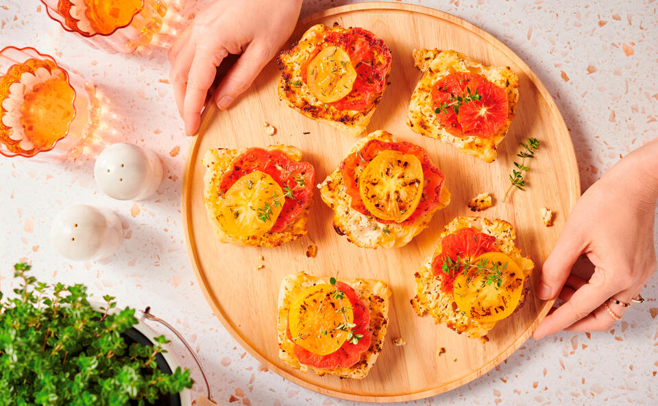 Upside down Käse-Harissa-Tarts mit Paradeisern