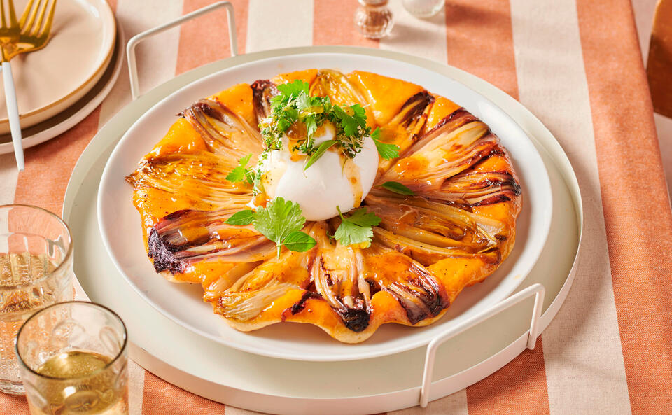 Chicorée-Tarte-Tatin mit Burrata