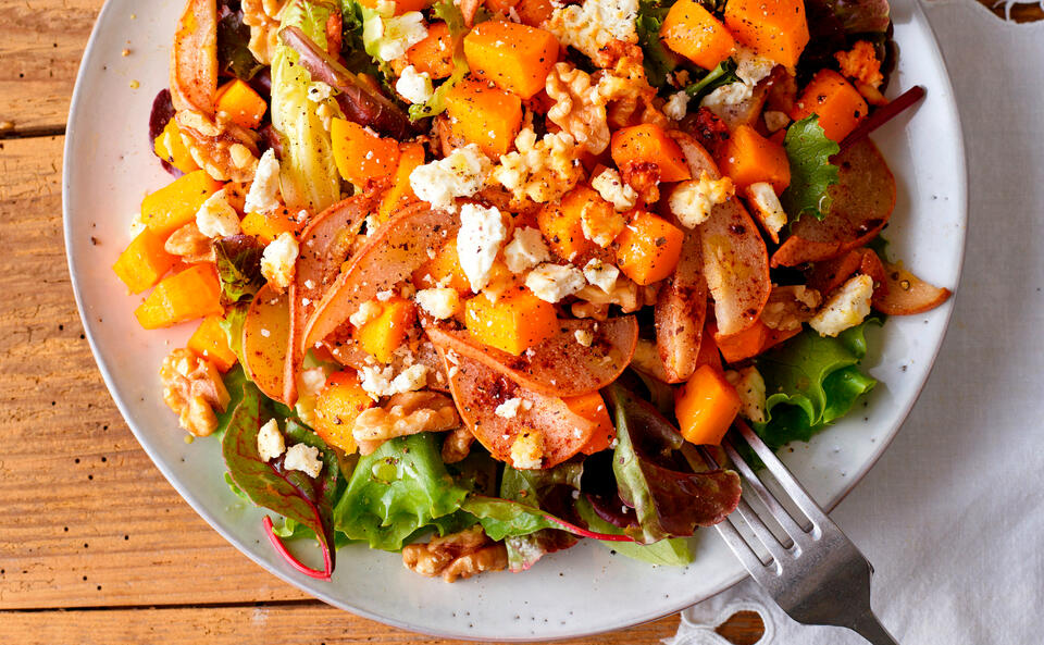 Blattsalat mit warmem Kürbis, Feta, Birne und Walnüssen