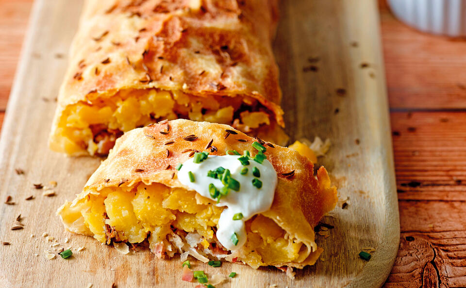 Erdäpfelstrudel mit Sauerkraut und Rohschinken