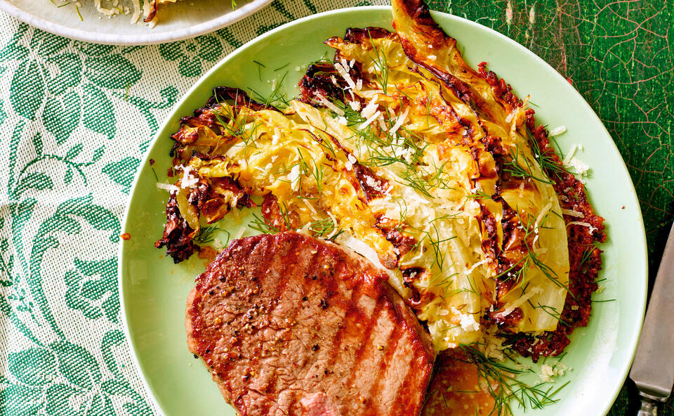 Parmesan-Spitzkraut vom Blech mit Minutensteaks