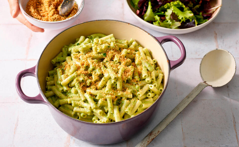 Cremespinat-Mac-and-Cheese mit Knoblauchbröseln