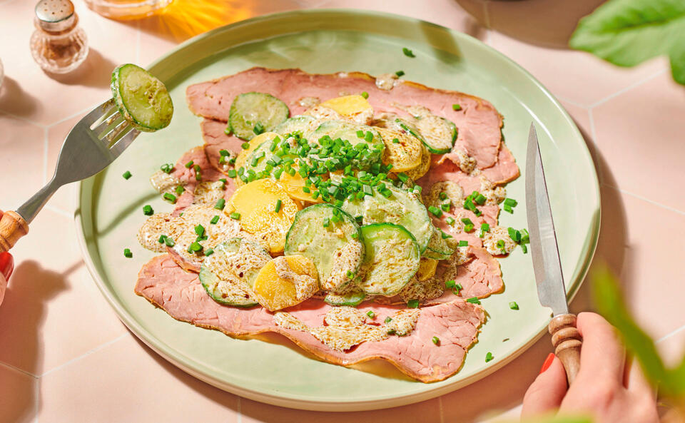 Gurken-Erdäpfelsalat mit Joghurt-Kernöl-Dressing und Roastbeef