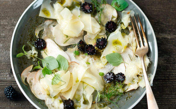 Steinpilz-Käse-Carpaccio mit Dill-Nuss-Pesto