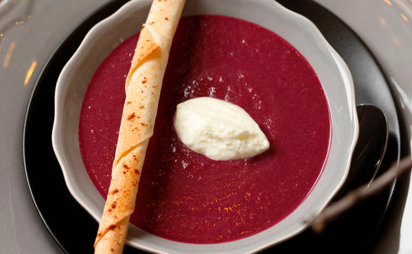 Rotkrautsuppe mit Zimtstangerl