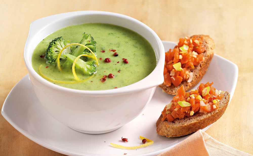 Brokkoli-Suppe mit Räucherlachs-Crostini • Rezept • GUSTO.AT