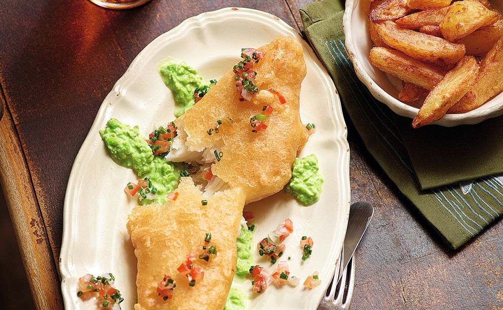 fish-and-chips-auf-erbsenp-ree-rezept-gusto-at