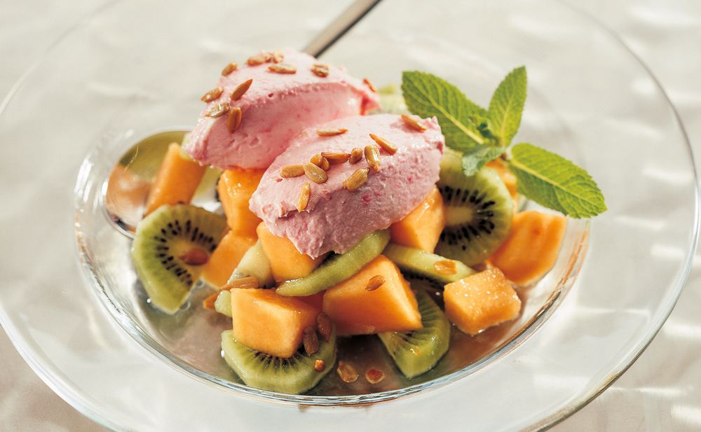 Melonen-Kiwisalat mit Himbeernockerln • Rezept • GUSTO.AT