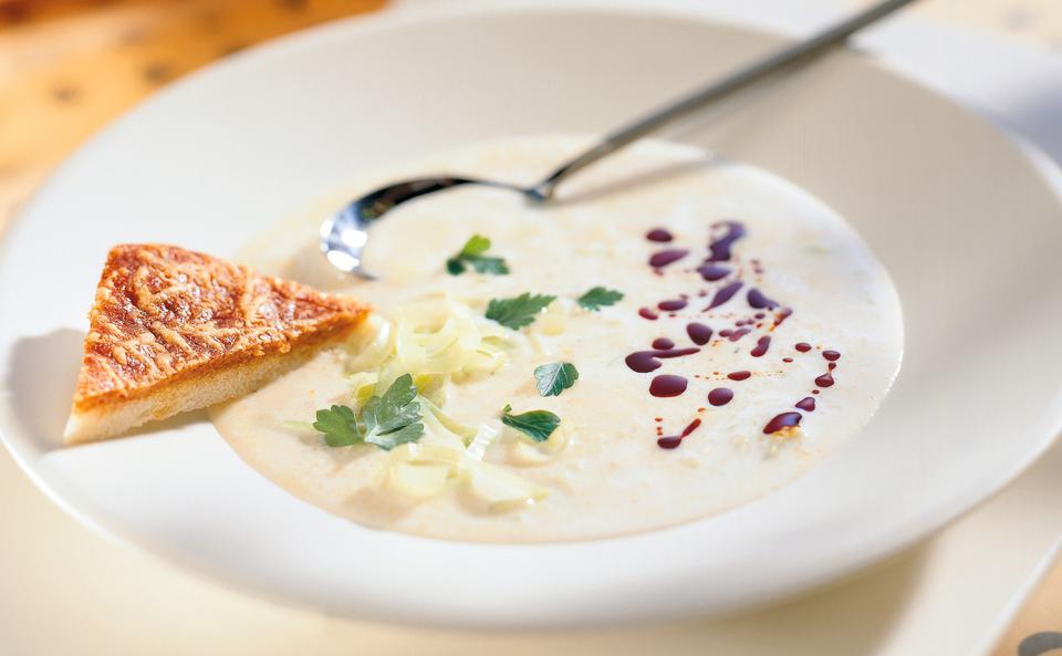 Polenta-Lauchsuppe mit Kernöl und Käsekrusteln