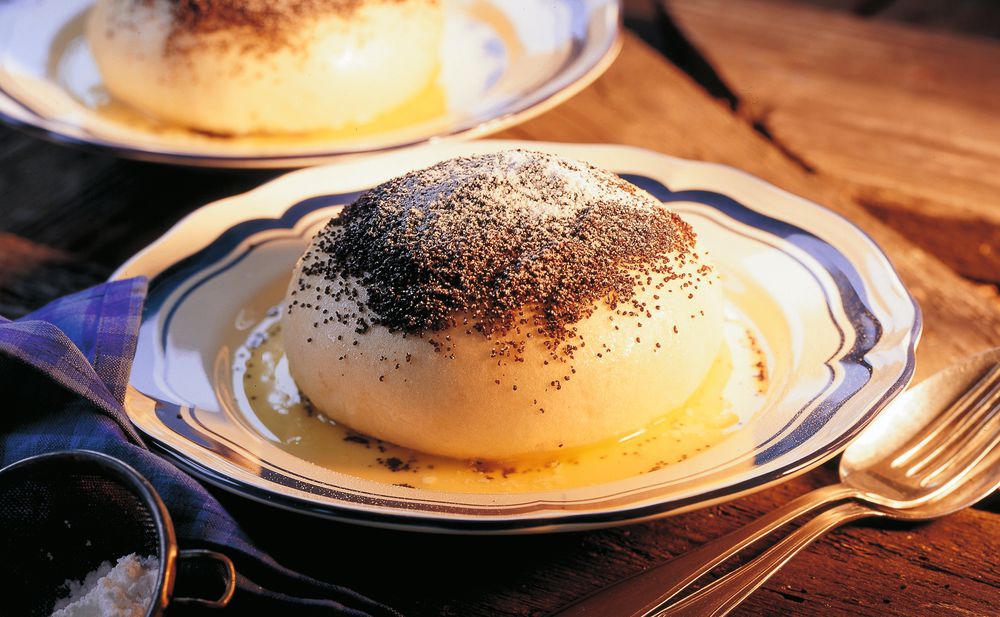 Germknödel mit zerlassener Butter und Mohn • Rezept • GUSTO.AT