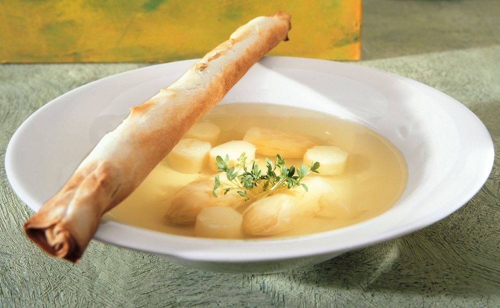 Klare Spargelsuppe mit Kressestrudel • Rezept • GUSTO.AT