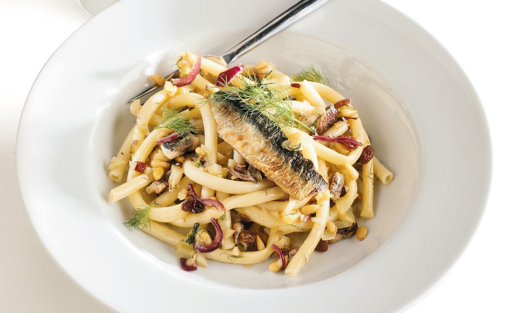 Maccheroni con le sarde (mit Sardellen) • Rezept • GUSTO.AT