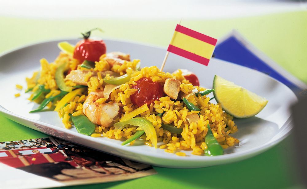 Paella mit Hühnerfilets und Garnelen • Rezept • GUSTO.AT