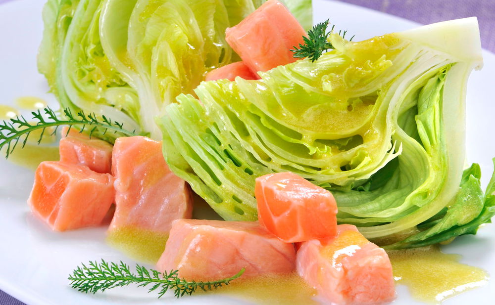 Eisbergsalat mit Lachs • Rezept • GUSTO.AT