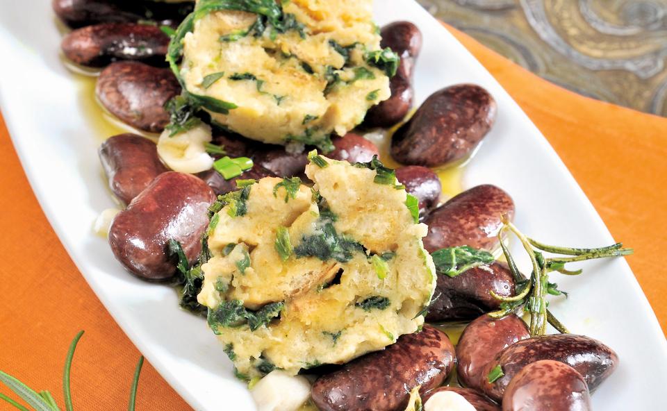 Käferbohnen im Sud mit Spinat-Kräuterknödel