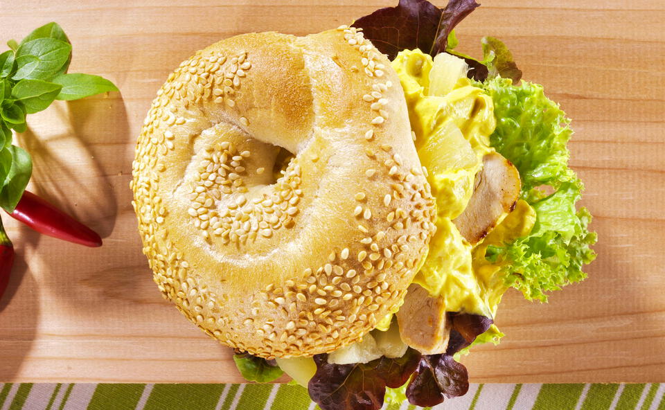 Bagel mit Curry-Huhn