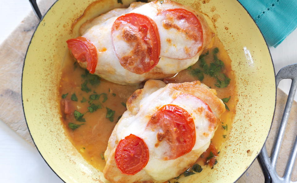Überbackenes Hühnerfilet mit Mozzarella • Rezept • GUSTO.AT