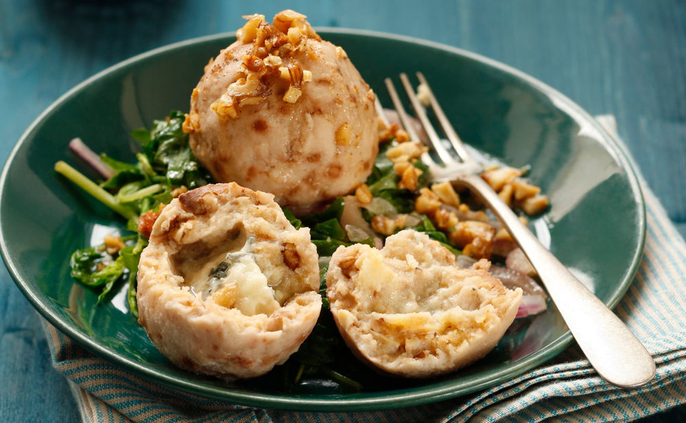 Nuss-Käseknödel auf Rucolaspinat • Rezept • GUSTO.AT