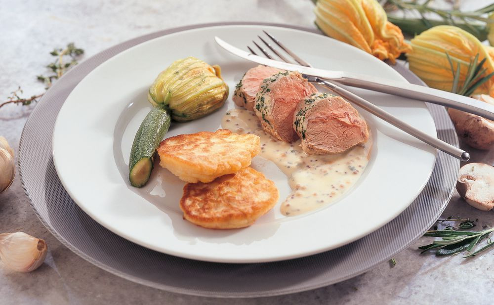 Pochiertes Lammrückenfilet mit Maisblinis und gefüllten Zucchiniblü