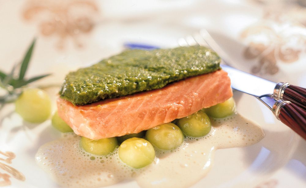 Lachsfilet mit Kräuterhaube und Weinschaum • Rezept • GUSTO.AT