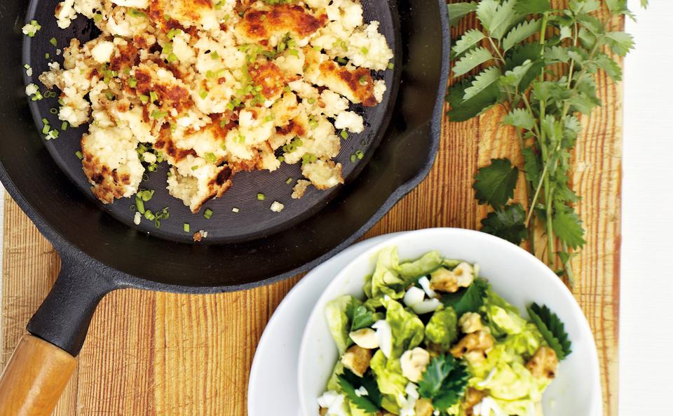 Mühlviertler Topfensterz mit Pimpinelle-Nuss-Salat