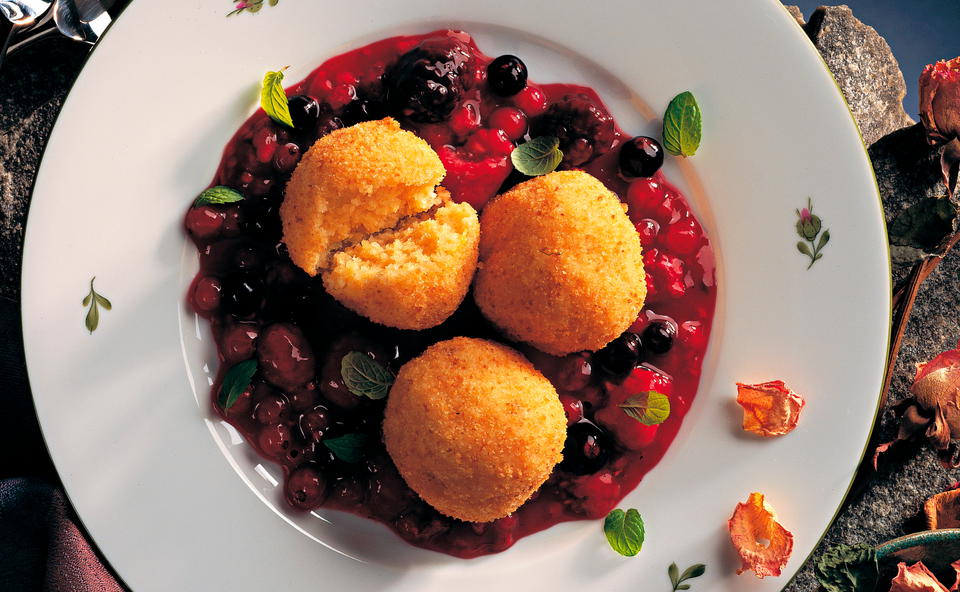 Grießknödel mit Butterbröseln auf Rum-Beeren