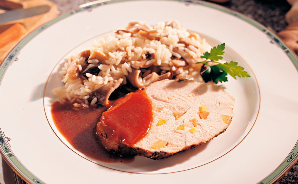 Gespickte Putenbrust im Netz gebraten • Rezept • GUSTO.AT