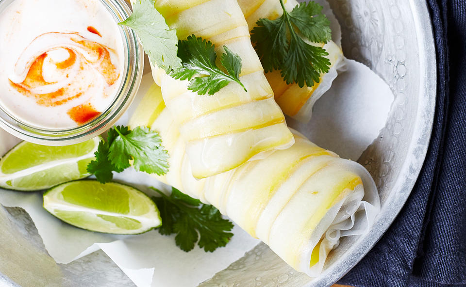 Zucchiniröllchen mit Tofu und Sriracha-Dip